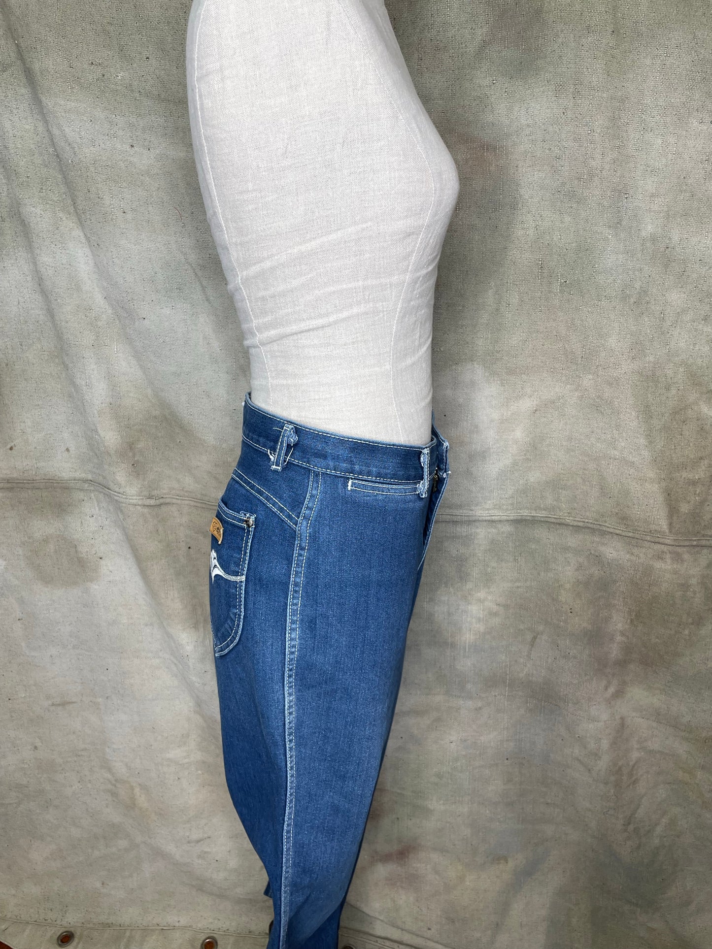 Vintage Dark Wash Denim Embroidered High Waisted Gitano Mom Jeans W30”